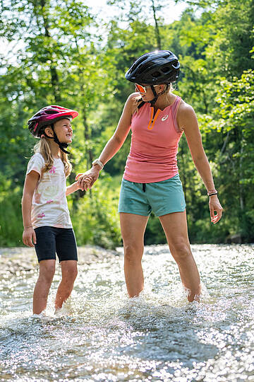 Abkühlung im kühlen Nasss nach dem Radfahren durch die Nockberge  © Gert Perauer_MBN Tourismus