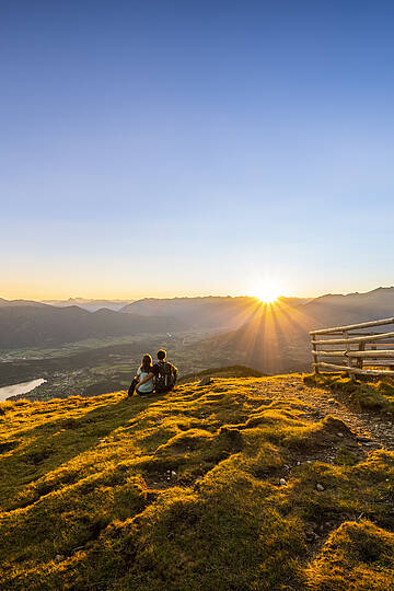 Sonnenaufgang auf Etappe 8 des Nockberge Trail mit Blick auf den Millstätter See im UNESCO Biosphärenpark.