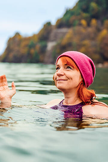 Frau ist mit Mütze im Herbst im Millstätter See Kaltbaden