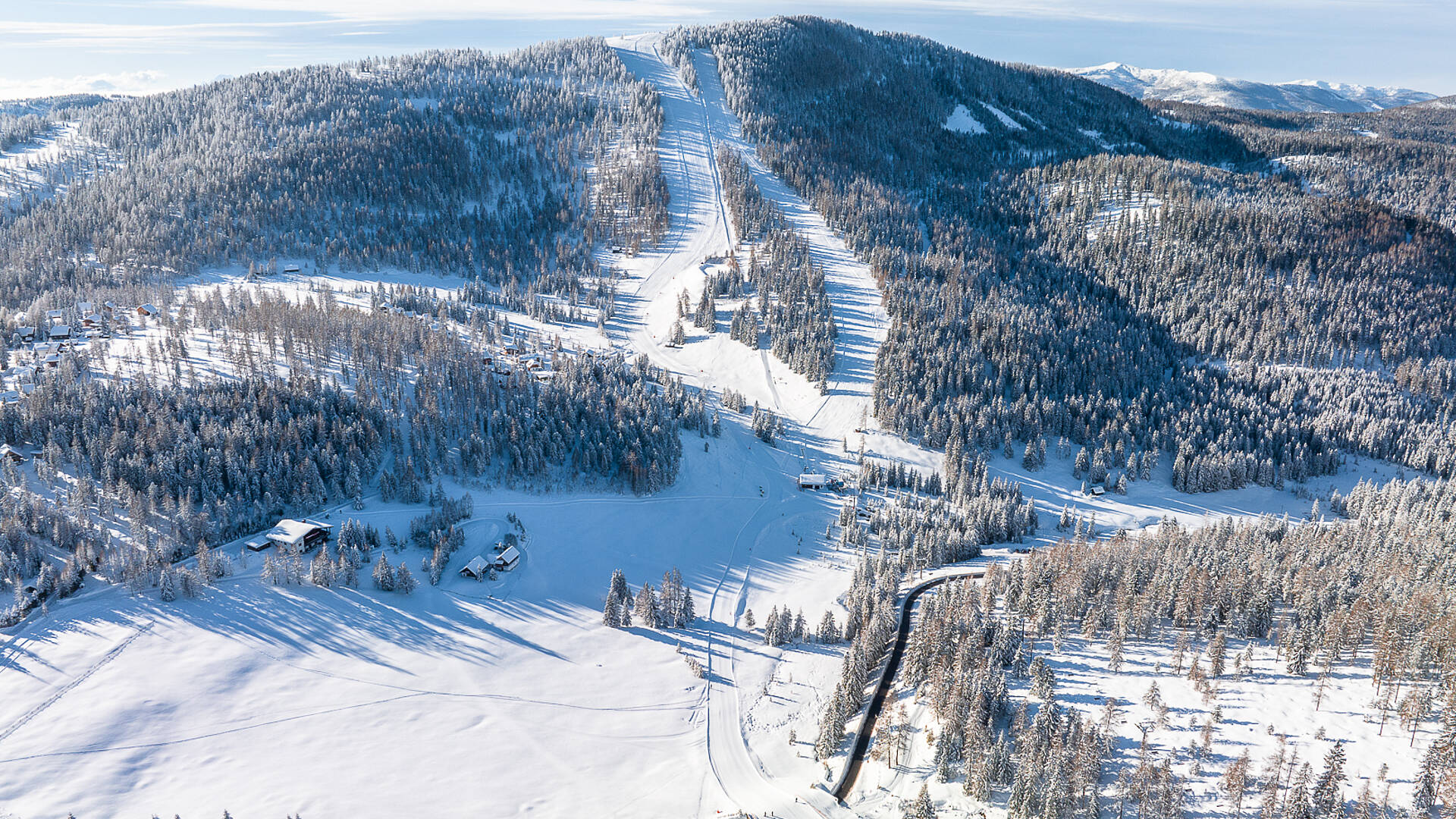 Blick von oben auf das Skigebiet Hochrindl