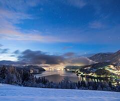 Besinnliche Aussicht über den Millstätter See im Winter in der Abenddämmerung