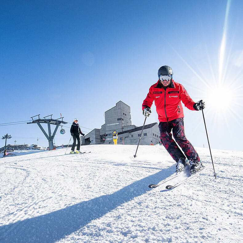 Franz Klammer fährt mit seinen Ski die Piste in Bad Kleinkirchheim hinunter